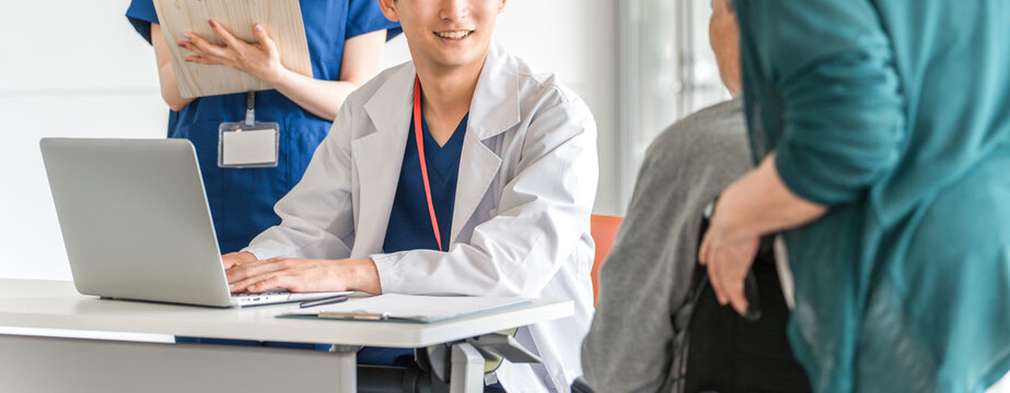 An elderly couple and a doctor and nurse at the hospital (medical examination, medical checkup, medical interview, health checkup)

