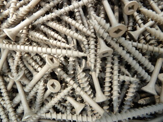 close-up of metal screws for wood construction - gros plan sur des vis m&eacute;talliques pour construction bois