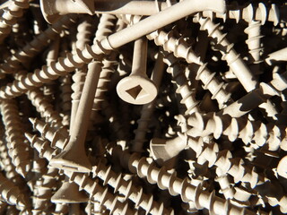 close-up of metal screws for wood construction - gros plan sur des vis m&eacute;talliques pour construction bois