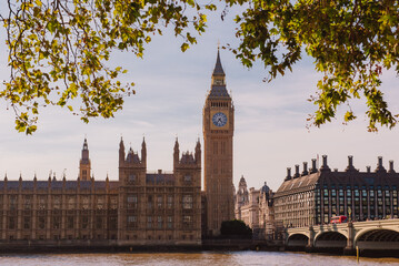 Fototapeta premium London, UK, 14 SEP 2023: Big Ben clock tower captured from within St. Thomas hospital Trust Park.