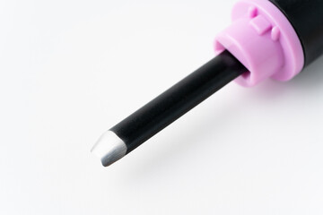 白背景に彫刻刀の丸刀（小丸刀）の刃先の裏側のクローズアップ