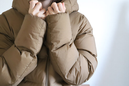 ダウンジャケットを着た女性