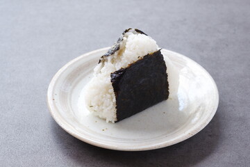 おにぎり - 炊き立てのごはんで握った、おいしそうなにぎりめし
