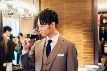 ワインの香りを確認するソムリエの男性