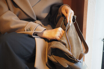 Obraz premium Woman reaching into a stylish bag at a cozy location
