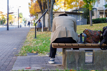 ベンチに座る男性の後ろ姿