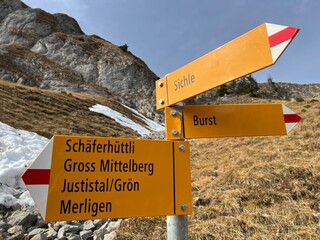 Mountaineering signposts and markings on peaks and slopes in the Bernese Oberland region, Switzerland - Bergsteiger-Wegweiser und Markierungen auf Gipfeln und Hängen im Berner Oberland, Schweiz