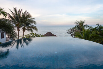 Obraz na płótnie Canvas swimming pool front of the sea
