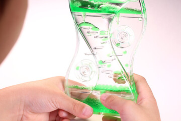 オイルモーションを持つ子どもの手