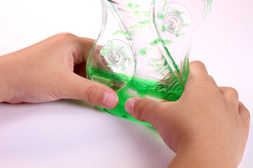 オイルモーションを持つ子どもの手