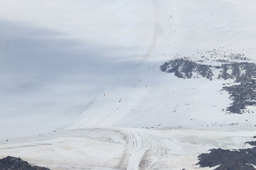 Obraz premium A chain of climbers ascending Mount Elbrus from a height of 4,100 m.
