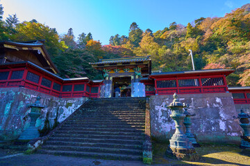 秋の群馬県富岡市の妙義神社の唐門(からもん)を見る