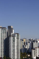 Obraz premium This is a cityscape of Seoul with apartments.