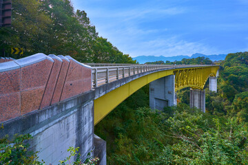 秋の山梨県北杜市の八ヶ岳高原大橋(黄色い橋)全景と南アルプスの眺望
