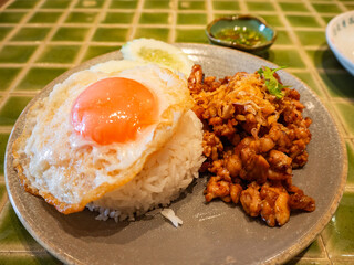 本場のタイ飯　ガパオライス　目玉焼き　タイ・バンコク