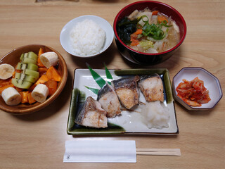 Enjoy the flavors of winter at a Japanese restaurant: Grilled fish set meal and salt-grilled winter yellowtail (with rice, pork miso soup, and dessert) / 和食レストランで食べる冬の味覚～焼き魚定食・寒ブリの塩焼き(ごはん・豚汁・デザート付セット)