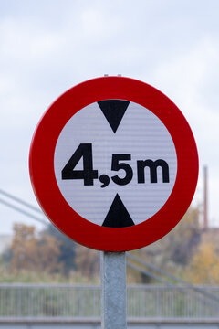 Road sign showing vehicle height limit 4.5m