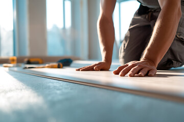 フローリング材を施工する職人の作業風景