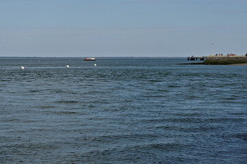 Un bateau de tourisme au d&eacute;part de l'embarcad&egrave;re &agrave; Arcachon