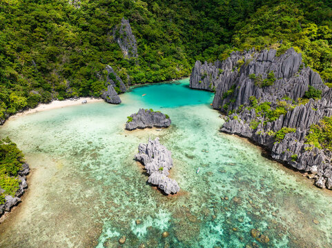 Transparent turquoise water with corals in Cadlao Lagoon. El Nido, Philippines. - Powered by Adobe
