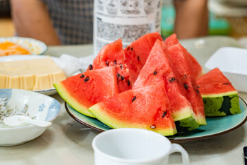 切り分けて皿に盛られたスイカ　赤い食べ物　夏のイメージ