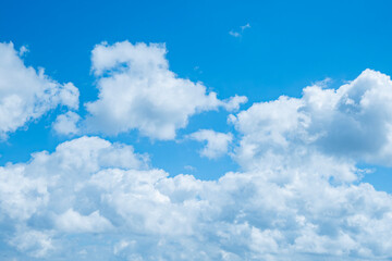 ふわふわした薄い雲と夏のようなさわやかな青空　風に流れる雲と美しい天気　