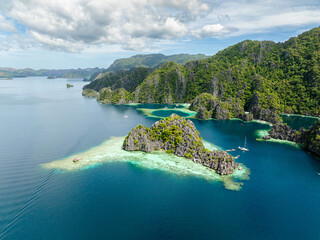 Fototapeta premium Tourist boat running over the blue sea. Twin Lagoon in Coron, Palawan. Philippines.