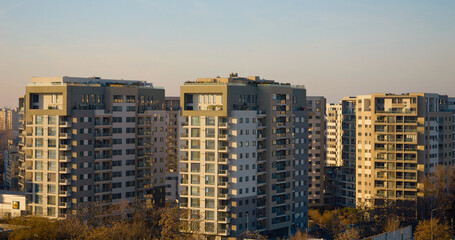 Obraz premium Modern residential blocks showcasing balconies and terraces at sunset