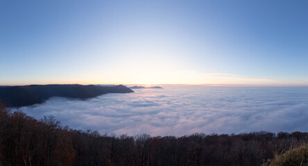 Sonnenuntergang über dem Nebelmeer vom Beurener Fels zur Burg Hohenneuffen, Schwäbische Alb, Baden-Württemberg, Deutschland.