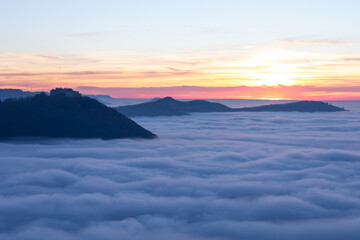 Sonnenuntergang über dem Nebelmeer vom Beurener Fels zur Burg Hohenneuffen, Schwäbische Alb,...