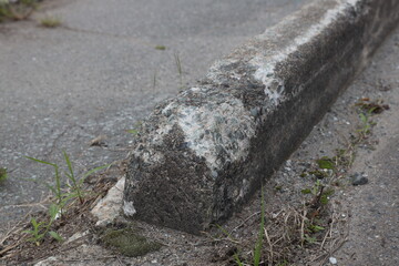 破損した歩車道境界ブロック	