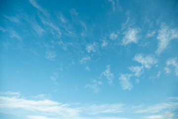 ふわふわした薄い雲と夏のようなさわやかな青空　風に流れる雲と美しい天気　