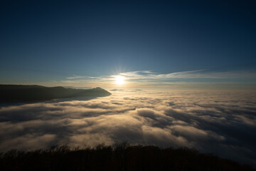 Sonnenuntergang über dem Nebelmeer vom Beurener Fels zur Burg Hohenneuffen, Schwäbische Alb,...