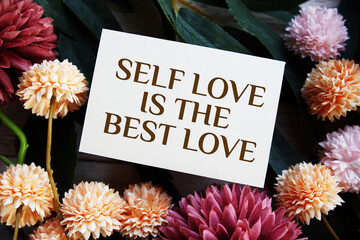 Naklejka premium Self love is the best love Motivational and Inspirational quotes with flowers bouquet decoration on wooen background