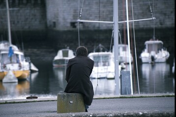 Homme perdu dans ses pens&eacute;es .