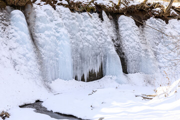北海道平取町、マカウシノ沢川沿いに見られるマカウシの滝氷【12月】