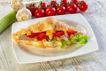 Croissant with tuna, tomato and salad
