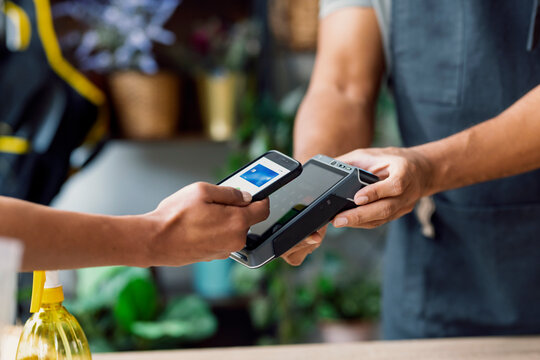 Entrepreneur accepting mobile payment with credit card terminal