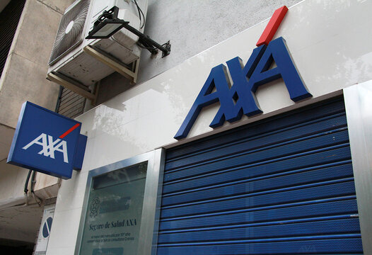 Axa seguros con cartel y reja en fachada