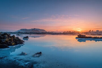 Obraz premium Tranquil Icelandic lagoon at dusk with reflective water and distant mountains