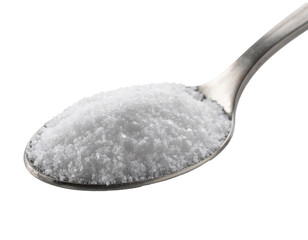 Grobes Salz auf L&ouml;ffel isoliert &ndash; freigestelltes Lebensmittel auf wei&szlig;em Hintergrund