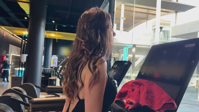 Slow motion primer plano chica en cinta de correr