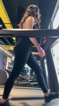 Chica joven corriendo en cinta Slow Motion