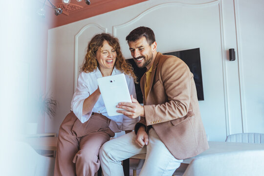 Happy Friends Review Tablet Together In A Modern Home Office For Collaboration