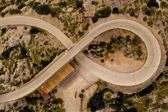 Las carreteras de la Sierra de Tramuntana, en Mallorca, recorren un espectacular paisaje de monta&ntilde;as, valles y acantilados con vistas al mar Mediterr&aacute;neo. Sus trazados sinuosos, curvas cerradas y mira