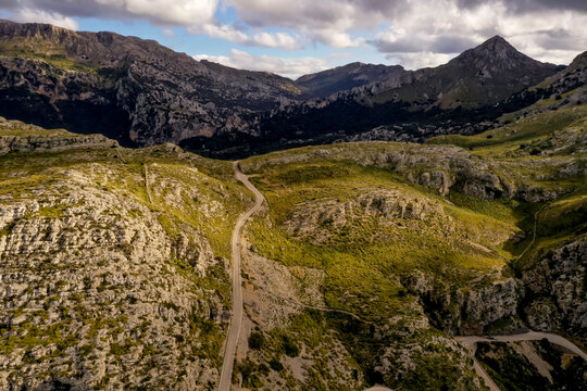 Las carreteras de la Sierra de Tramuntana, en Mallorca, recorren un espectacular paisaje de monta&ntilde;as, valles y acantilados con vistas al mar Mediterr&aacute;neo. Sus trazados sinuosos, curvas cerradas y mira
