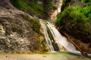 Langzeitbelichtung von einem kleinen Wasserfall. 