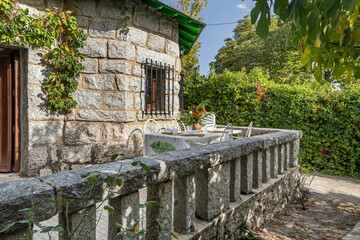 Night view of the facade with architectural lighting that highlights the texture of the gray granite, creating chiaroscuro effects on the projecting volumes of the building