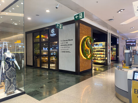 BELO HORIZONTE, MG, BRAZIL &ndash; NOVEMBER, 17, 2025: A Cacau Show chocolate store and a neighboring fashion store display are visible inside a shopping mall.