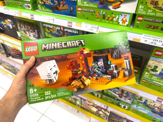 Fototapeta premium BELO HORIZONTE, MG, BRAZIL – NOVEMBER, 17, 2025: A hand holds a LEGO Minecraft 